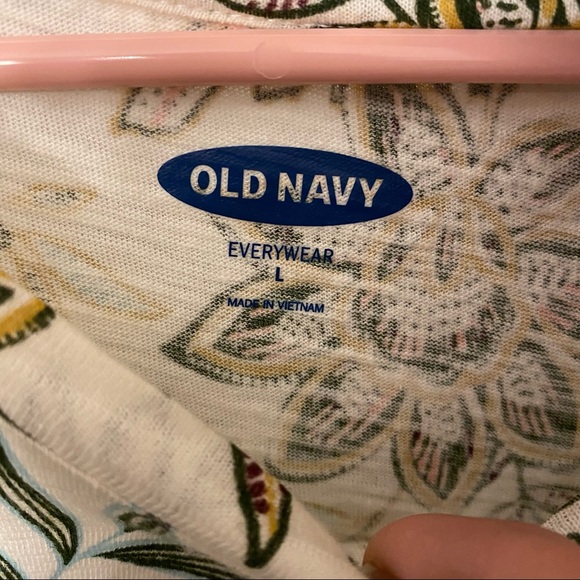 Old Navy - Women’s Floral Printed Tshirt in Size Large. Great condition. - Picture 3 of 3